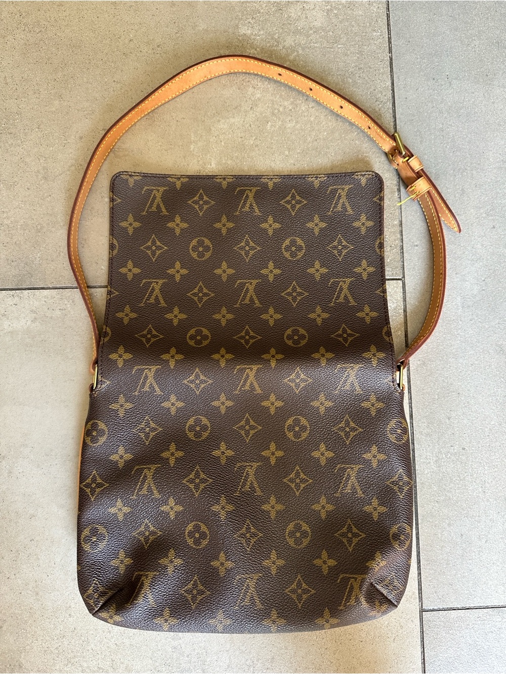Louis Vuitton Musette Tango
Monogram Shoulder Bag - vintage - Picture 8 of 16
